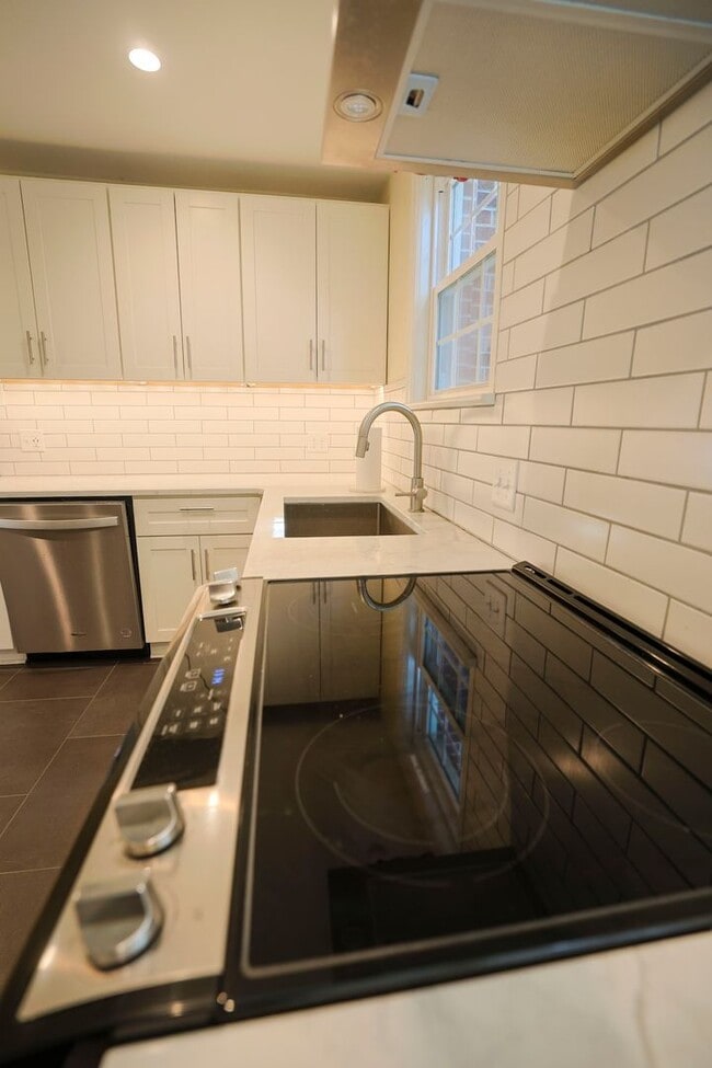 Building Photo - Beautiful 3BR/1.5BA Home in Newport News, VA - Move-in Ready!
