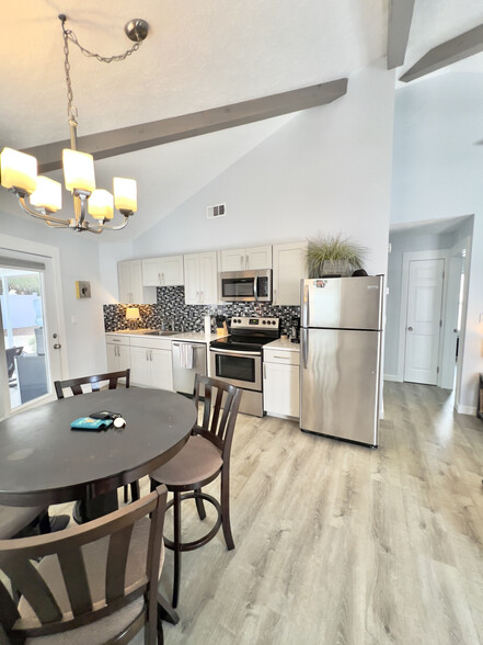 Building Photo - 213 Oleander Ct
