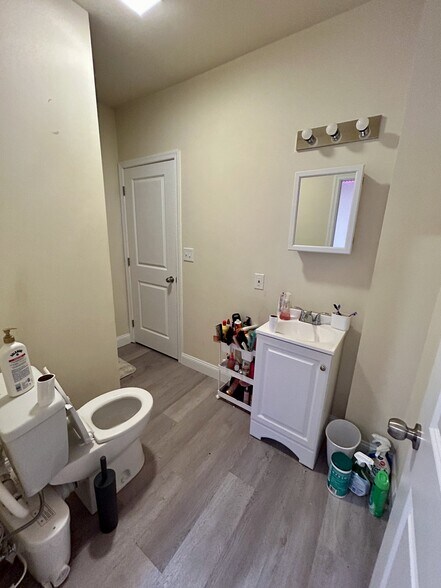 bathroom - 1626 N Willington St
