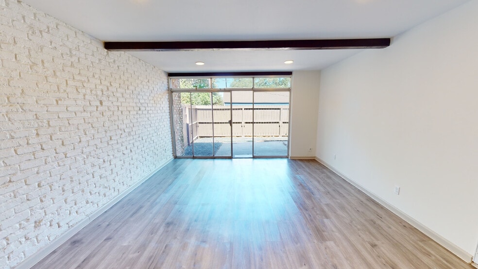 Sliding door to large fenced in patio - 1208 Houston St