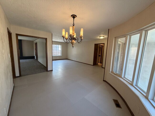 Building Photo - Beautiful 3bed/2.5bath Updated Westside Norman Home Available for Rent!