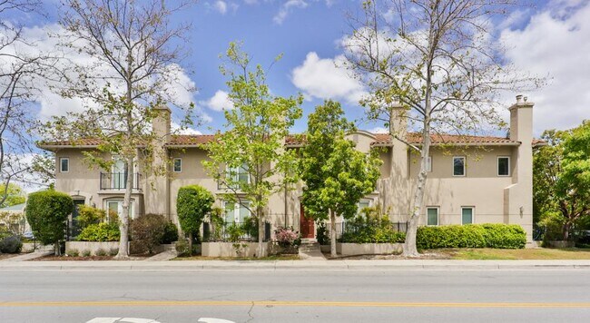 Building Photo - 492 Tyndall St