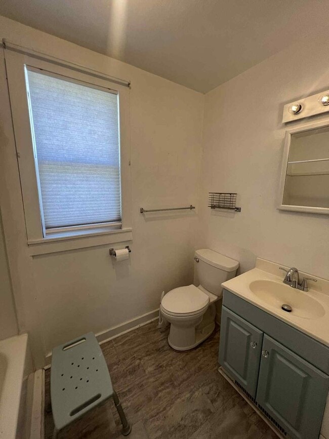 Building Photo - Charming 3 bedroom / 2 bathroom home with ...
