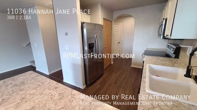 Building Photo - Modern and Stylish Eagle River Townhome