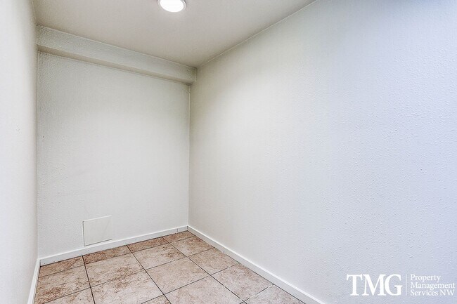 Building Photo - LouderbackPowell