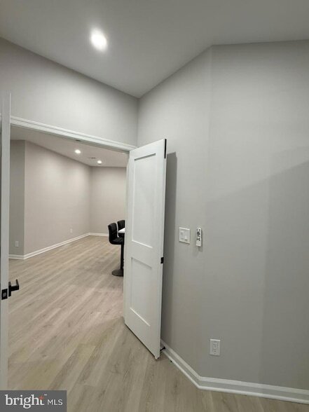 Building Photo - 1716 Lake Shore Crest Dr