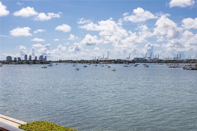 Building Photo - 1000 Venetian Way