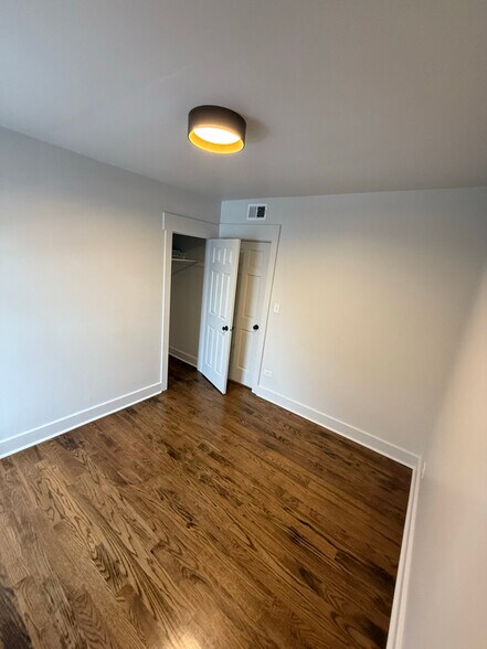 Building Photo - 705 N Damen Ave