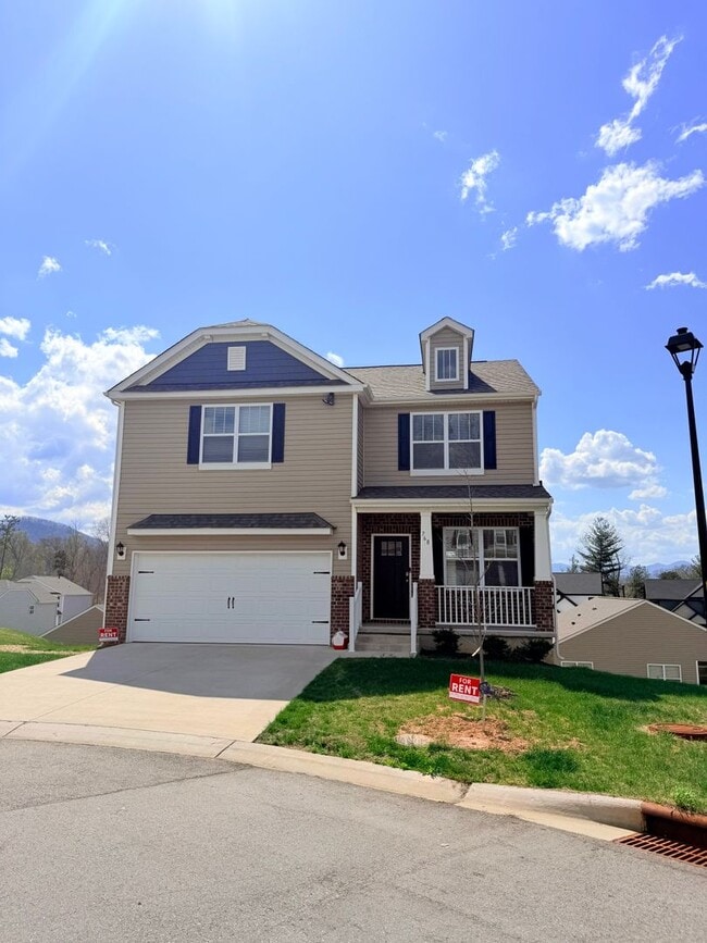 Building Photo - Beautiful 4 Bed, 2.5 Bath Home - Lawn Care Included!