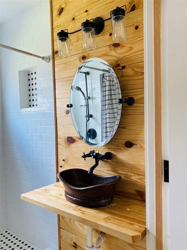 Building Photo - 1406 Edwards St