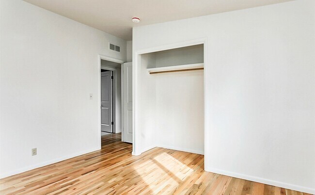 Building Photo - Beautiful 4 bedroom, 2 bath home in Southe...