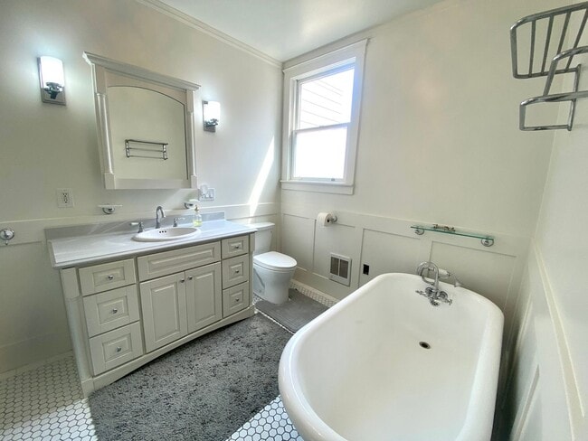 Building Photo - Gorgeous Richmond Home w/Deck and Yard
