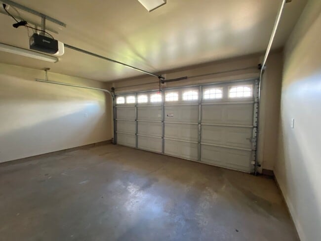 Building Photo - Golden Meadows Rental