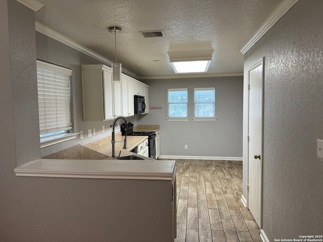 Building Photo - 4906 Royal Stable