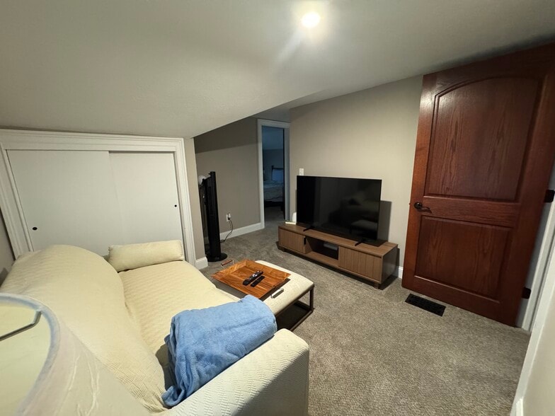 Building Photo - 17640 Larchwood Ave