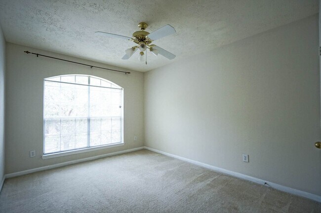 Building Photo - 918 Featherbrook Ct