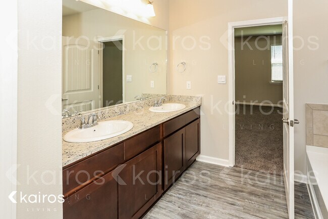 Building Photo - 6521 Tiger Pointe Dr.