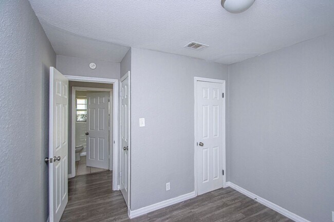 Building Photo - Charming 3-Bedroom Home with Large Fenced Backyard in Little Rock!