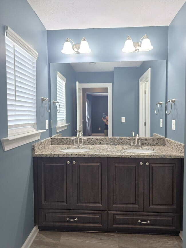 Building Photo - 697 Red Cedar Ct