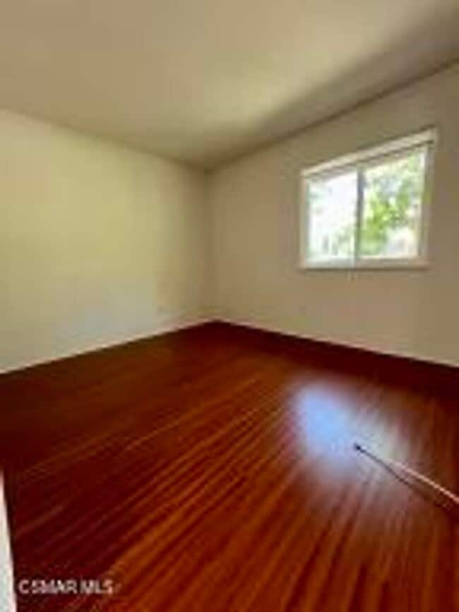 Building Photo - Charming single-story, end-unit condo loca...