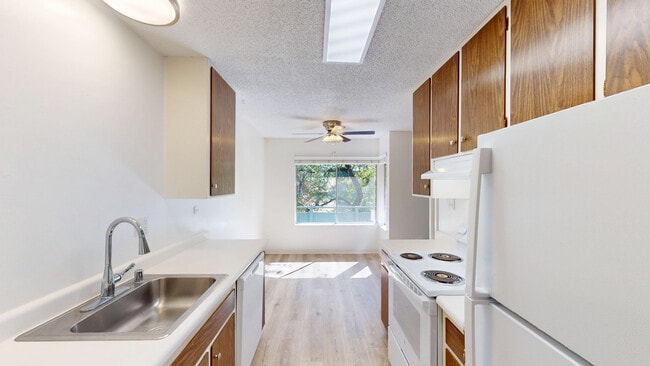 Building Photo - 821 Las Gallinas Ave