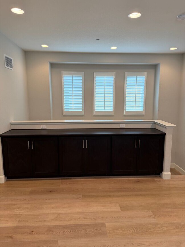 Building Photo - Beautiful Upgraded 4 Bed 3 Bath home in San Ramon Gale Ranch