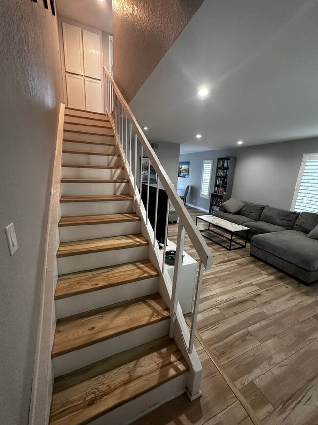 Building Photo - Beautiful, Charming 2-story townhome 2 bedroom and 1.5 bath located on the cusp of Clairemont and...