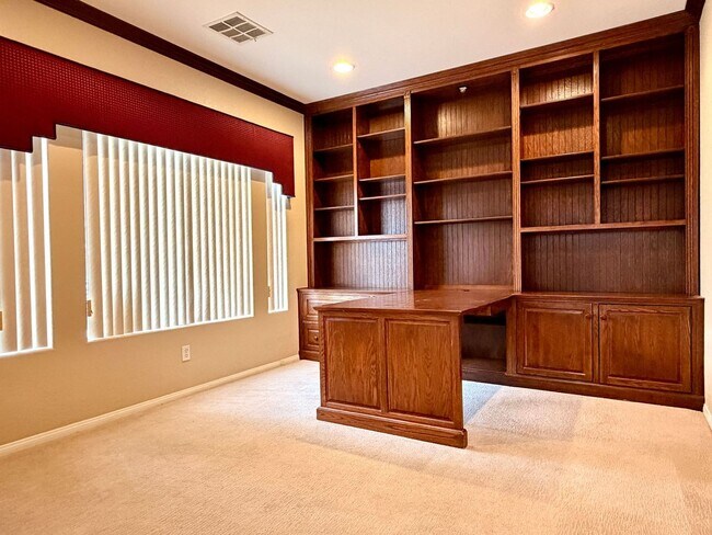 Building Photo - Northwest Valley 6 bdr  4400 sq ft  with RV parking, pool, covered patio -  all on a 1/2 acre lot!
