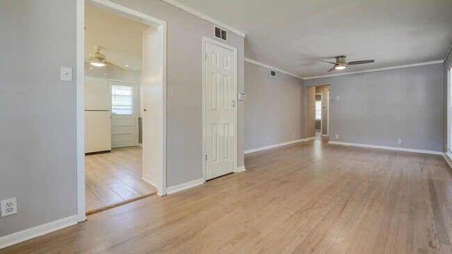 Building Photo - 2442 Oates Dr