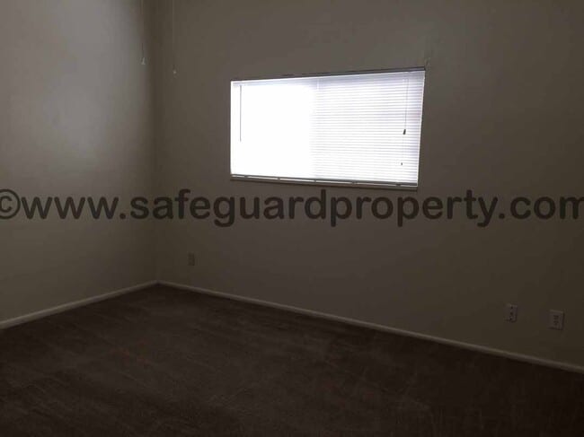 Building Photo - Spacious 3 Bedroom Townhome