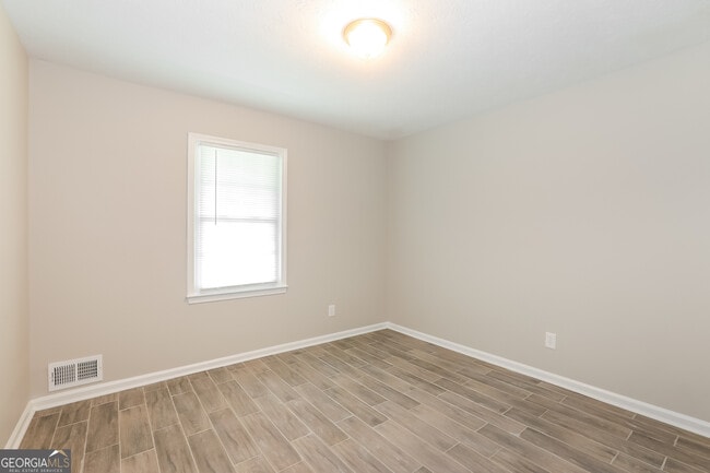 Building Photo - 2974 Landmark Dr SE