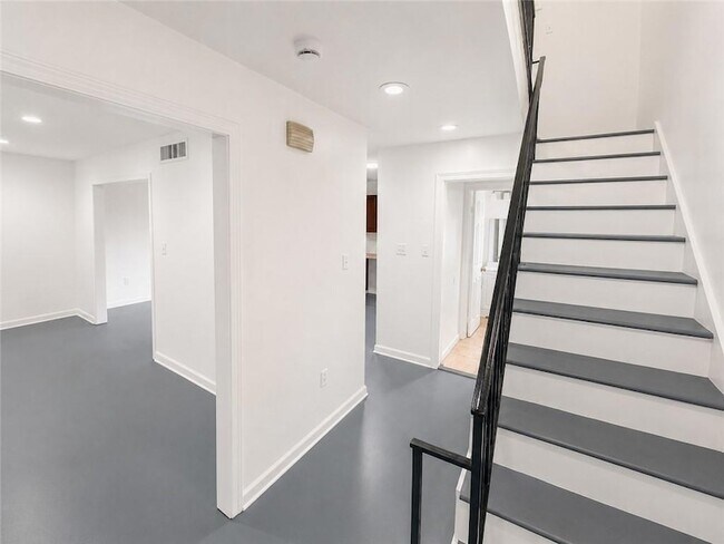 Building Photo - 7702 Belcrest Pl