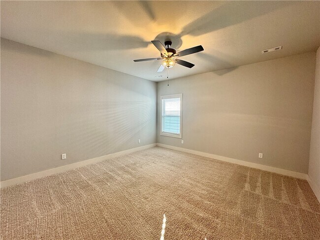 Building Photo - 925 NE Hts Ln