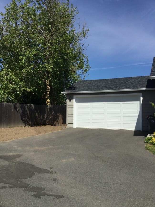Building Photo - 3 Bedroom 2 Bath with RV parking in Medford!