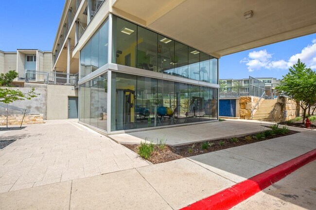 Building Photo - 604 N Bluff Dr