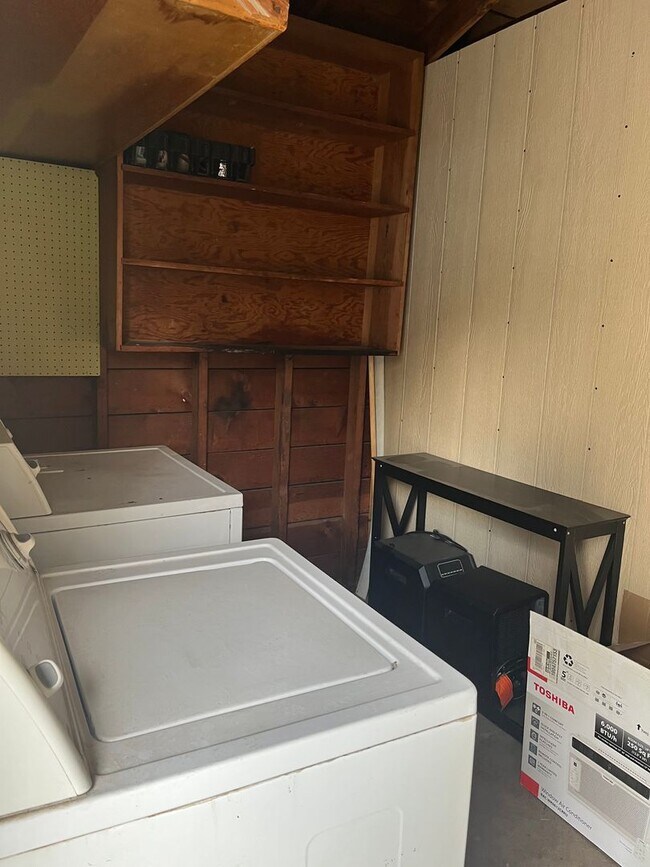 Building Photo - Medford 2 Bedroom, 1 bath Duplex with Fenc...
