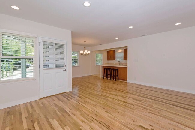 Building Photo - South of the Blvd DESIGNER UNIT!