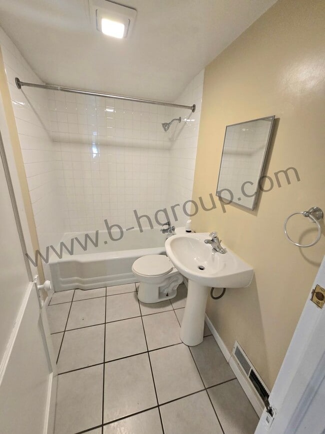 Building Photo - 5004 28th Ave