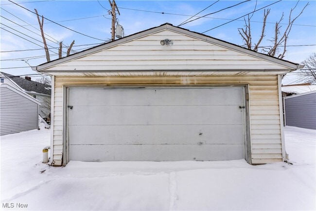 Building Photo - 10403 Russell Ave