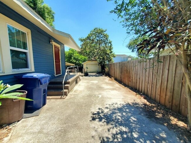 Building Photo - 1215 E Mohawk Ave