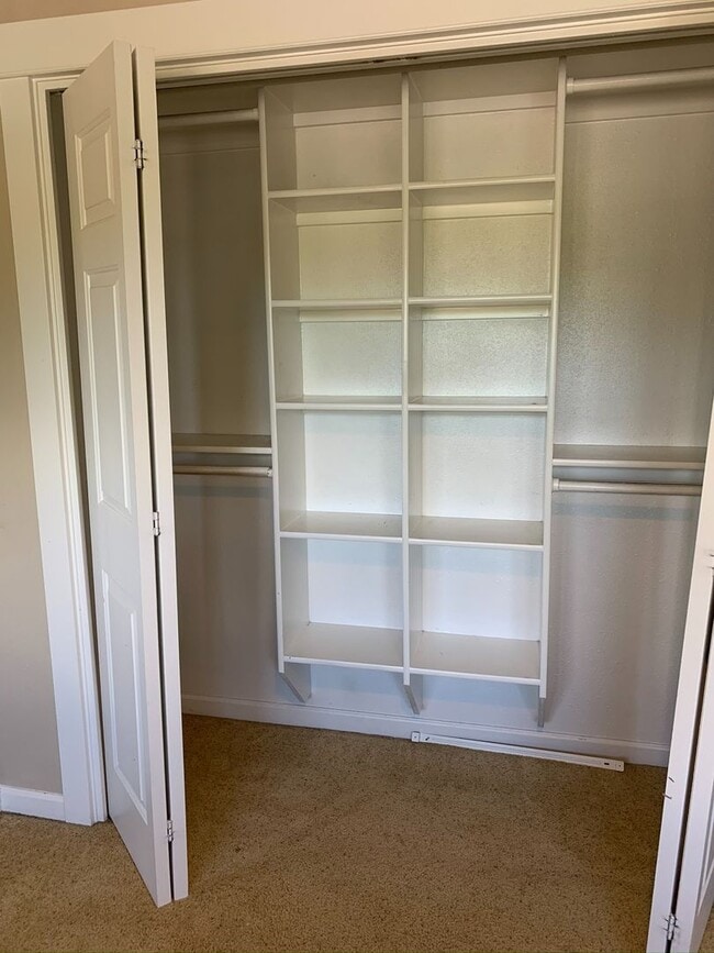 Building Photo - Large Four Bedroom House in Newberg