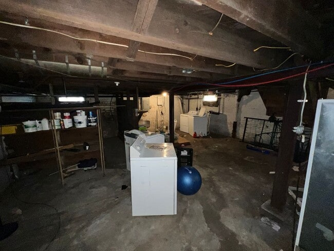 Building Photo - Spacious 4-Bedroom Home