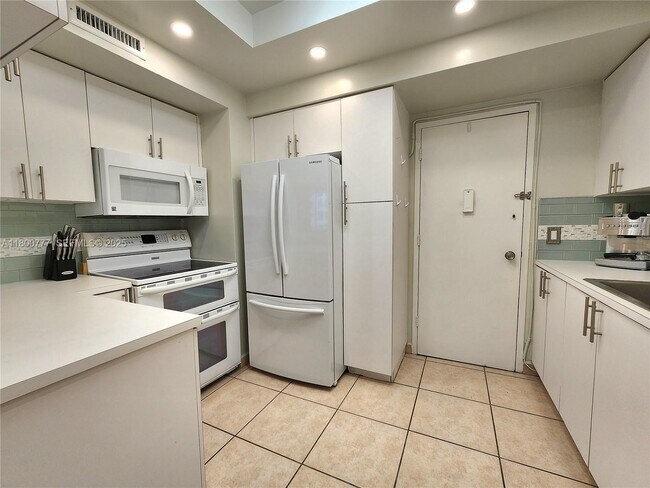 Building Photo - 3505 S Ocean Dr