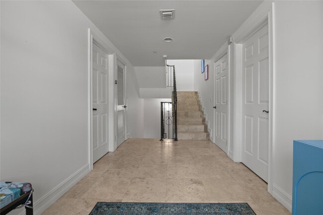 Building Photo - 732 NE 15th Ave