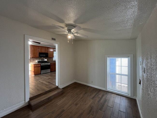 Building Photo - Well Maintained Two Bedroom One Bath!