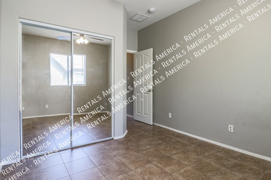 Building Photo - 747 N Port Dr