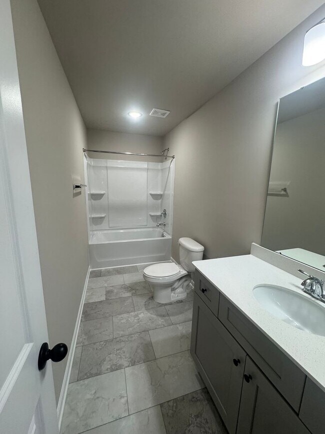 Building Photo - Move In Ready 4BR/2.5BA Home located in Stoneygreen Community