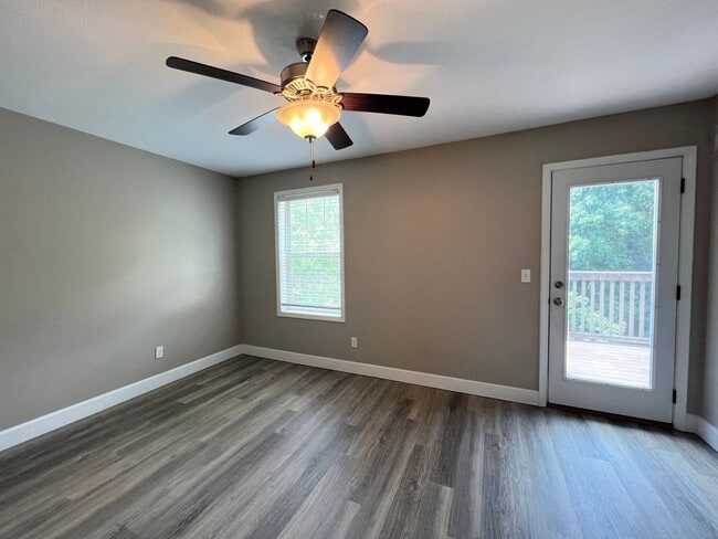 Building Photo - 2 Bedroom/2 Bathroom Oakridge Apartments U...