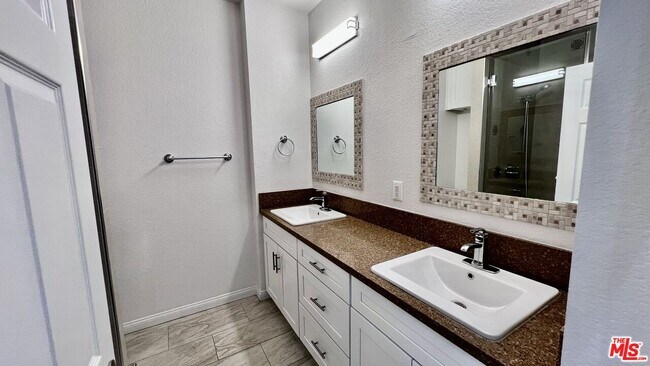Building Photo - 5420 Sylmar Ave