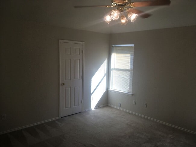 Building Photo - 4 Bed 2 Bath Coming Soon!